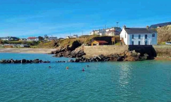 Malin Apartment | Top Floor Retreat: Sea, Beach & Balcony -Portmor