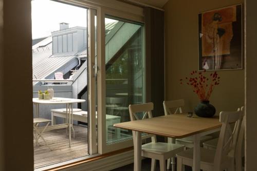 Majorstua Apartment | Top floor - view & balcony in Oslo city center