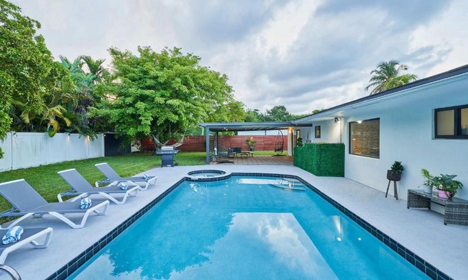 North Miami Beach Villa | Top Location Villa at Highland Lakes Blvd BY THE GLAMHOMES