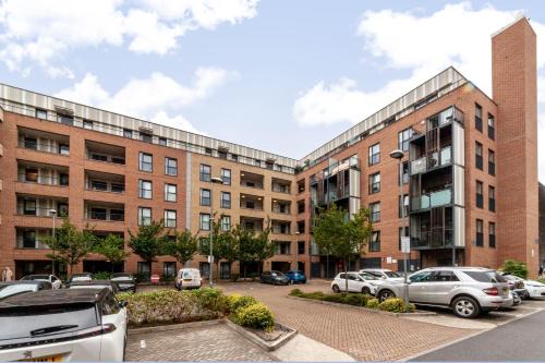 Brooklands Apartment | Top-Rated Family Penthouse - King Size Bed & Free Parking
