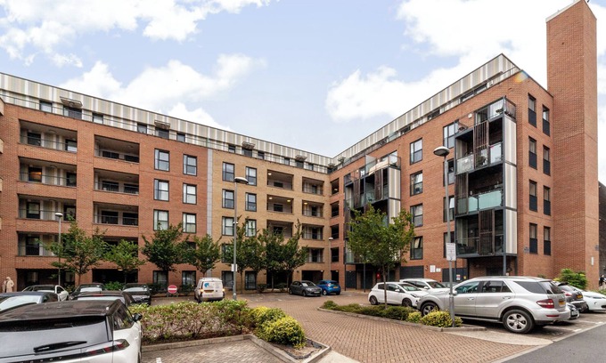 Brooklands Apartment | Top-Rated Penthouse - King Size Bed & Free Parking