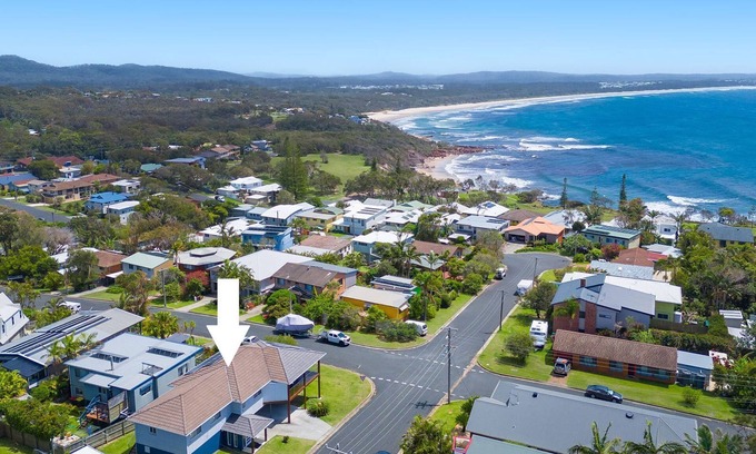 Bonny Hills House | Topviews - 3 bedroom holiday home with sea views