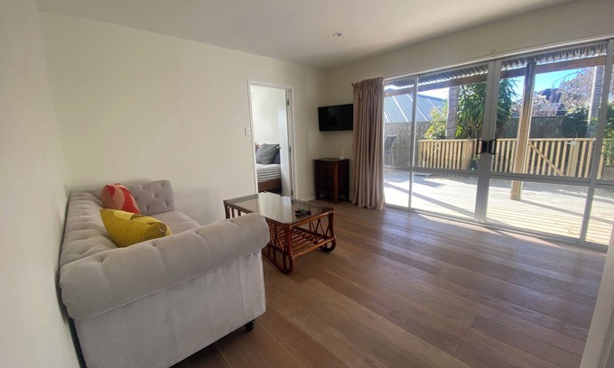 Torbay House | Torbay by the sea- self contained with parking, outdoor area and transport links