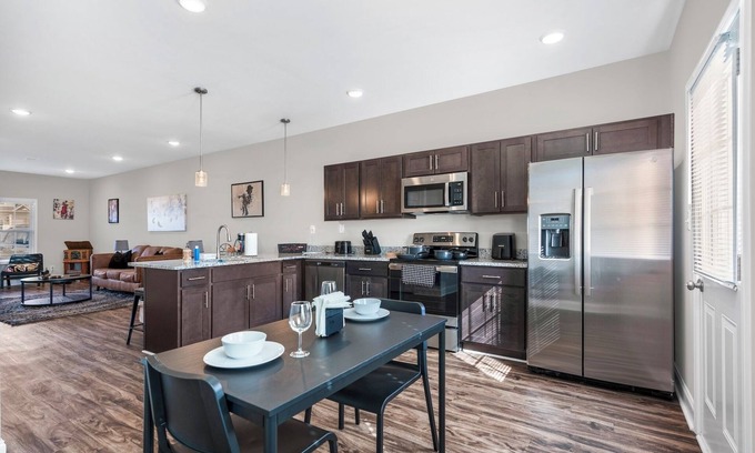 Clarksville House | Touch of Jazz-Workspace-300Mbps Wi-Fi-Sleep 6