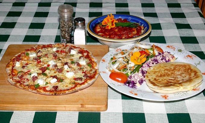 Okhahlamba Bed & Breakfast | Tower of Pizza