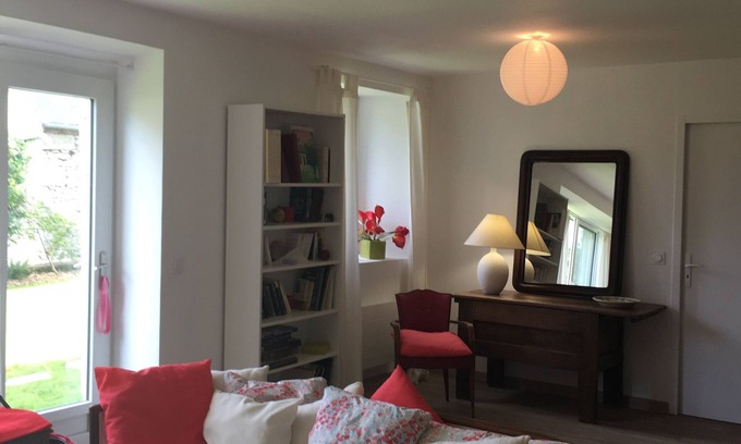Huelgoat House | Town center house quiet terrace garden