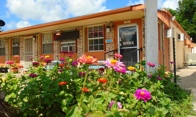 Bay City Hotel | Town House Motel