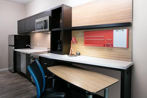 Waldron Hotel | TownePlace Suites by Marriott Kansas City Airport