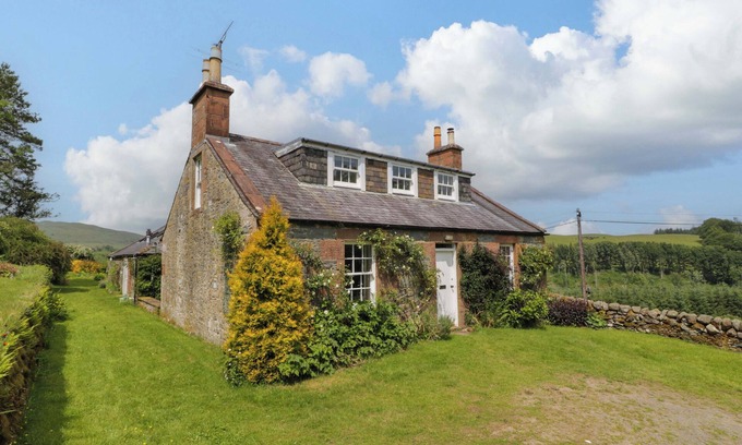 Thornhill House | TOWNHEAD OF AUCHENBAINZIE, pet friendly, with open fire in Thornhill