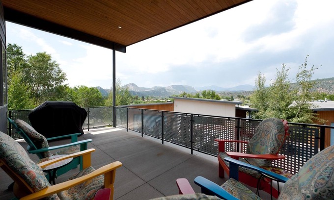 Durango House | Townhome with Awesome Views - 1 Mile to Downtown - 30+ Day Stay Required