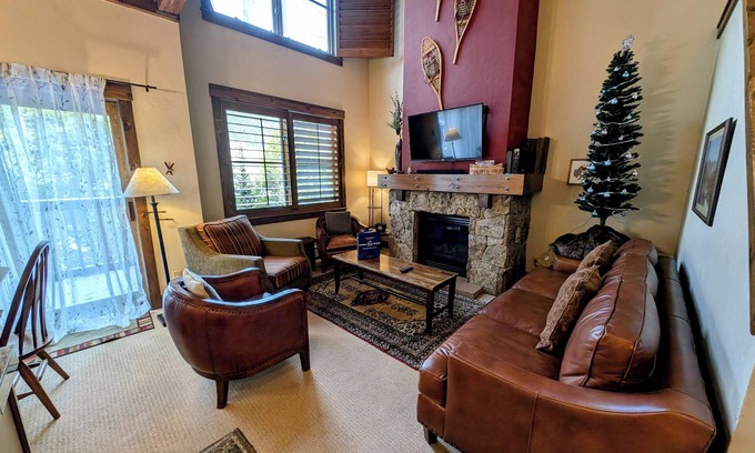 Lakeside Village House | Townhome with free shuttle & private laundry