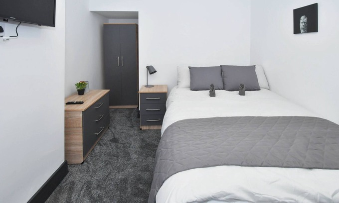 Crewe House | Townhouse @ 101 Lord Street Crewe – Superior Double with TV