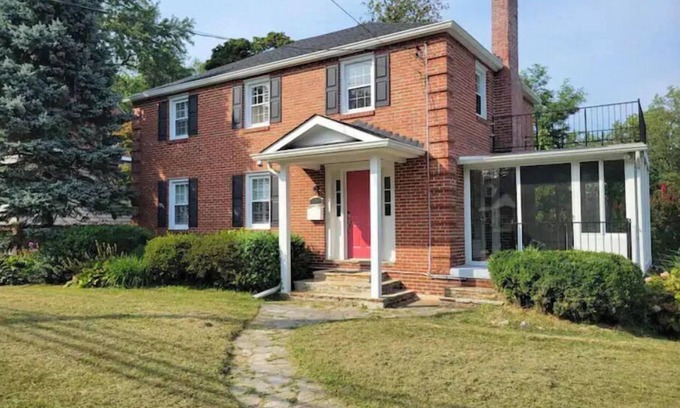 Towson House | Towson Beautiful Home 5 minutes from Everything Towson