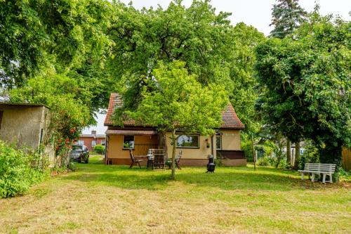 Lubstorf Apartment | Träumen unter Bäumen - Omas lütte Obstbutze am See