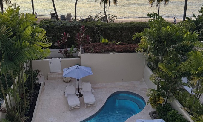 Mullins House | Tradewinds, villa with sea views & pool, 1min walk to beach.