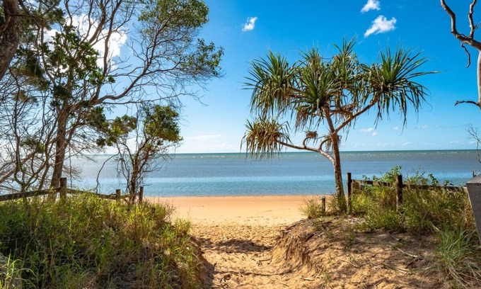 Dundowran Beach House | Tradie Haven when wking away -BBQ, Walk to beach
