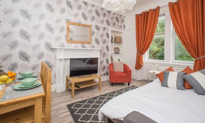 Hamilton Apartment | Traditional 1st floor apartment close to Hamilton West train station