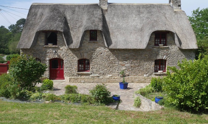 Camoel House | Traditional breton cottage near beach in huge fenced park for total privacy