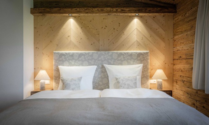 Strobl Apartment | Traditional chalet wellness with lake view - the schwanenNEST at Arnestgut