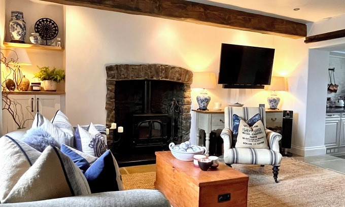 Llanybydder Cottage | Traditional cottage in rural setting near coast