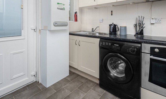 Coatbridge Apartment | Traditional ground floor apartment close to train station