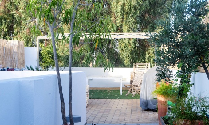 Santa Catalina Apartment | Traditional house yard - top terrace in city town