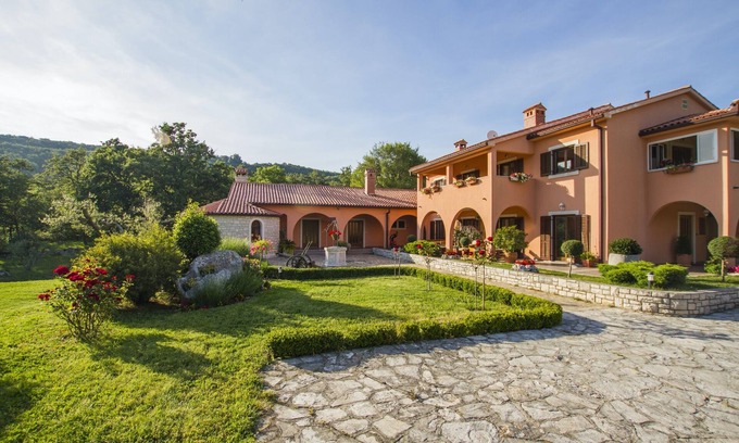 Ripenda Kras Apartment | Traditional two-bedroom Apartment with Terrace Kazun