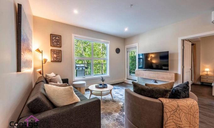 Golden Condo | Trailside Vista | Huge Patio | BBQ | AC | Downtown