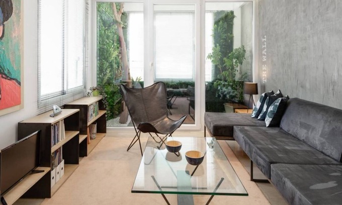 Vardaris Apartment | train station & nightlife close apartment with view