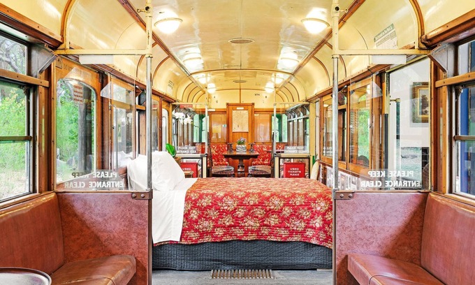 Balnarring Cabin | TRAM 974 - Watch your step as you board