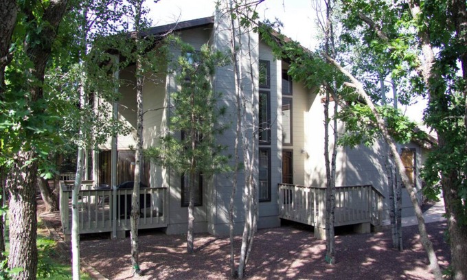 Pinetop Villa | TRANQUIL 2-BEDROOM VILLA WITH GARAGE IN PINETOP COUNTRY CLUB AREA