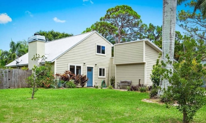 Flora Villa House | Tranquil 3BR Retreat: Private Pool, Large Yard, Near Beach & Downtown.