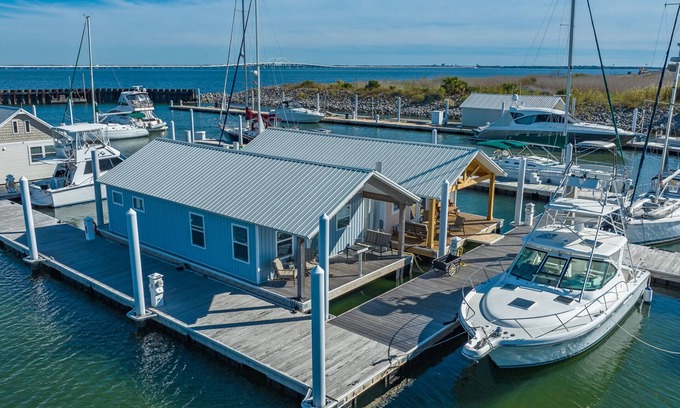 Downtown Boat Rental | Tranquil! Amazing! Immaculate! Unique! Downtown!10 stars! Dock your boat!