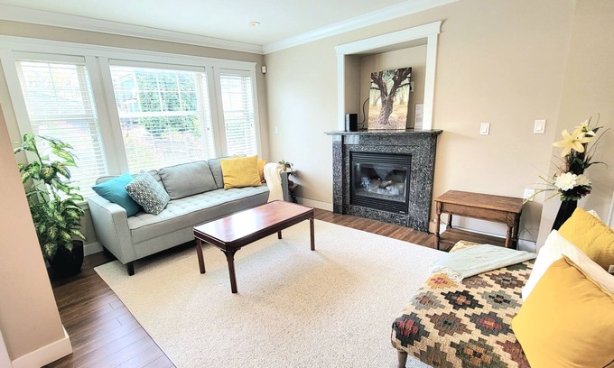 Mount Pleasant House | Tranquil & Bright 4 Bed/2.5 Bath in Mount Pleasant