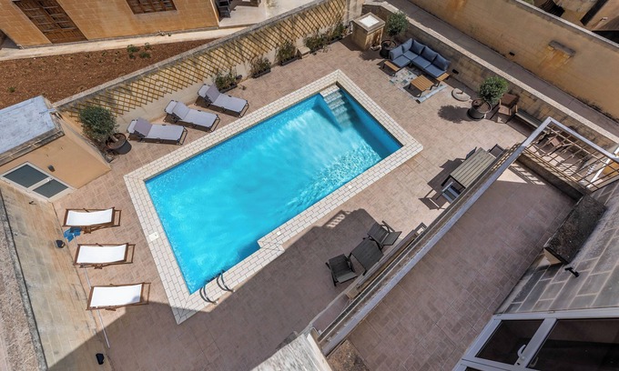Swieqi Villa | Tranquil Mansion - 3 Bed, Pool, BBQ & Gaming Room