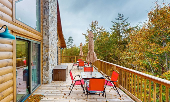 The Peaks at Lake Lure House | Tranquil Paws: Your Dog-Friendly Haven in Lake Lure with a Hot Tub