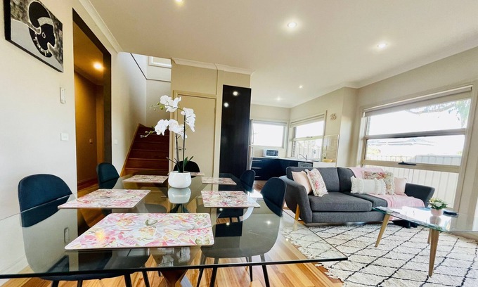 Glenroy House | Tranquil Retreat Near to Airport