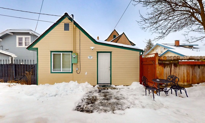 Downtown Klamath Falls House | Tranquil & sun-filled getaway with patio & full kitchen - near parks & golf
