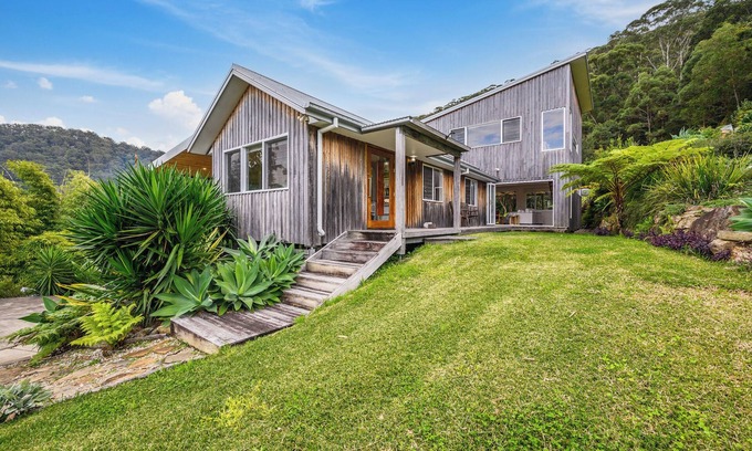 Korora House | Tranquil Treetop Haven: 3 Bedroom Home with Stunning Views