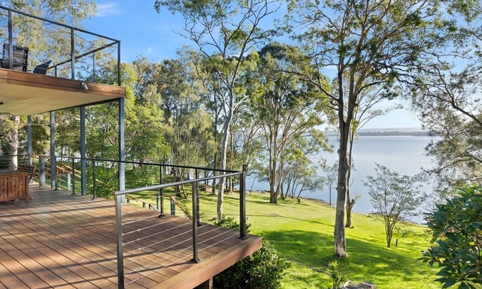 Wangi Wangi House | Tranquil Waterfront Retreat