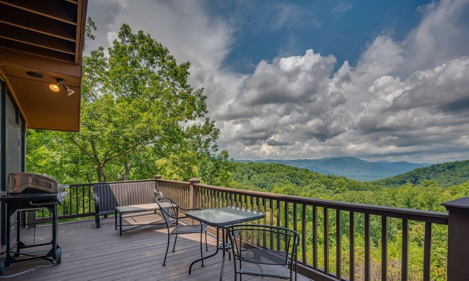 Piney Mountain Cabin | Tranquility Cabin with Mountain Views Pet Friendly