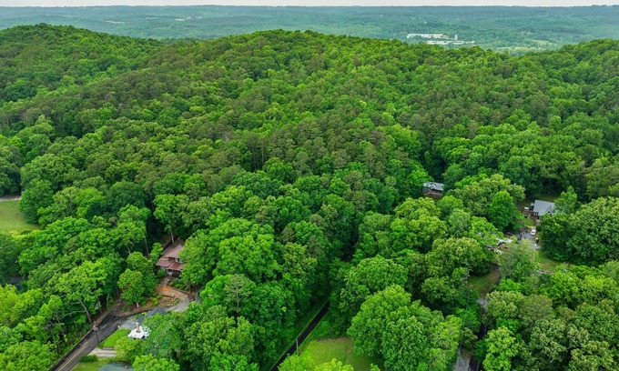 Fort Payne Cottage | Tranquility Hideaway Cottage | Downtown Fort Payne | 2+ Wooded Acres | Wi-Fi