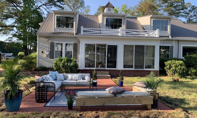 North House | Tranquility on the Water! Renovated Modern Farmhouse on Private Cove on N. River