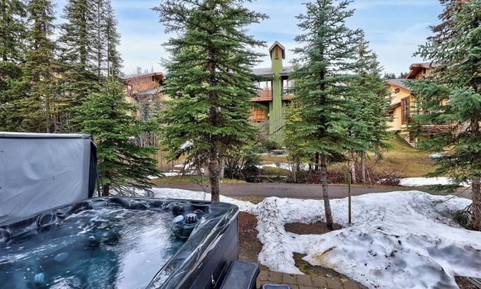 Sun Peaks House | Trapper's Landing 12: Pet Friendly, 2BDRM & Sleeping Den w/Private Hot Tub