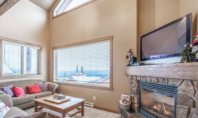 The Forest House | Trapper's Lodge–4 Bd w/Great View, Private Hot Tub