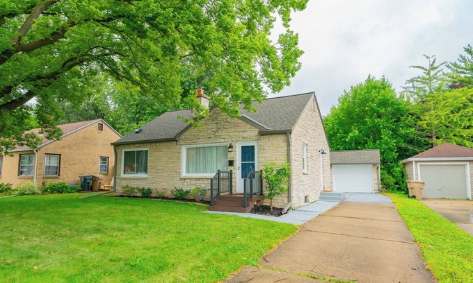 Bay Creek House | Travel Nurse’s Modern Bungalow! Cozy 3 Bedroom Home