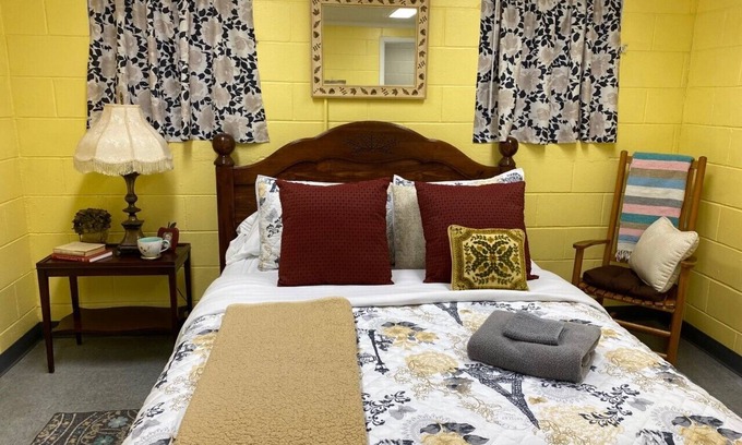 Quinby House | Travel Nurses Only - Cozy, Comfortable and Clean Home