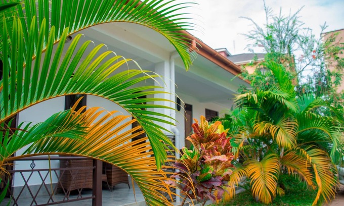 Kampala Apartment | Travel Sanctuary Residence L- ideal Couple Luxury Suite with Kitchenet.