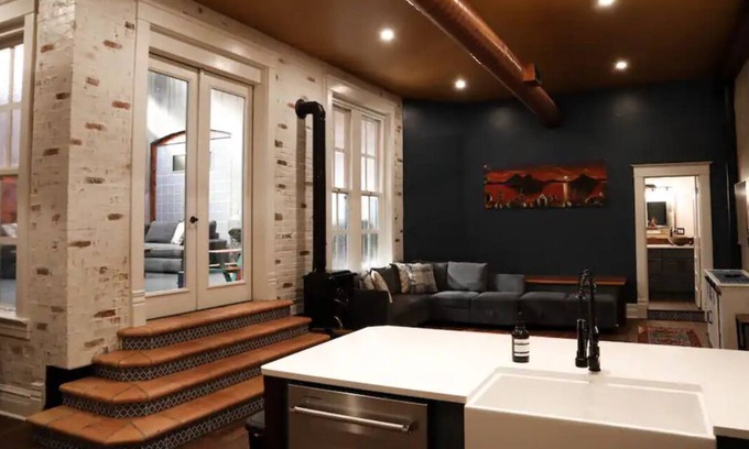 Palestine House | Traveler’s Oasis- Luxury Historic Loft w/Terrace