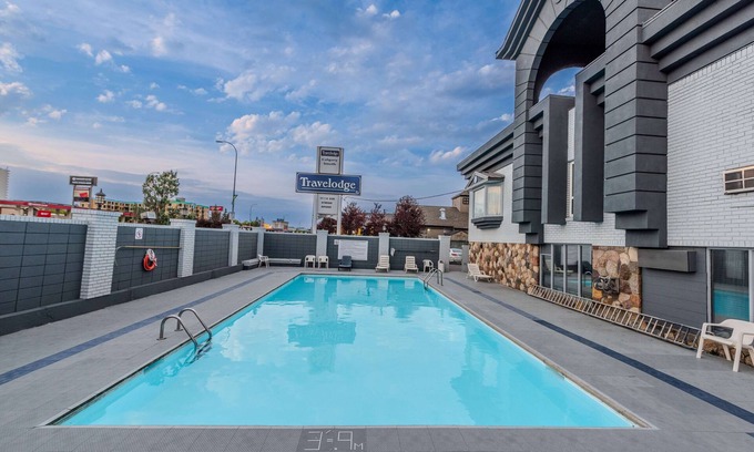 Kingsland Hotel | Travelodge by Wyndham Calgary South